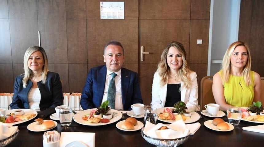 Başkan B&ouml;cek Antikad&rsquo;ın Konuğu Oldu