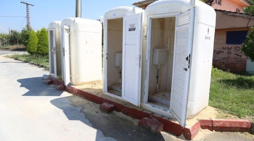 Mezitli Sahilindeki Seyyar Tuvaletler Ve &Ccedil;&ouml;p Kutuları Kırılarak Tahrip Edildi
