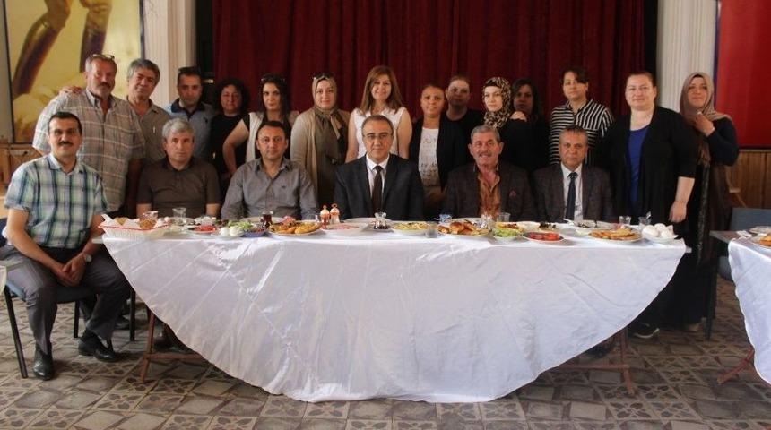 &Ouml;ğrenciler Başkan Kara&ccedil;oban&rsquo;ı Kahvaltıda Ağırladı