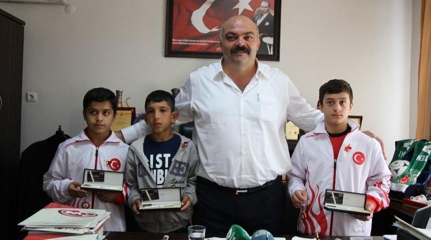 Mahmut Demir&rsquo;den Başarılı G&uuml;reş&ccedil;ilere Altın &Ouml;d&uuml;l