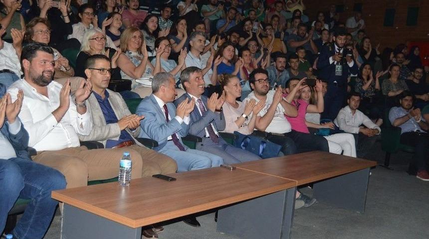 Bu Tiyatro K&uuml;t&uuml;phane Kazandırdı