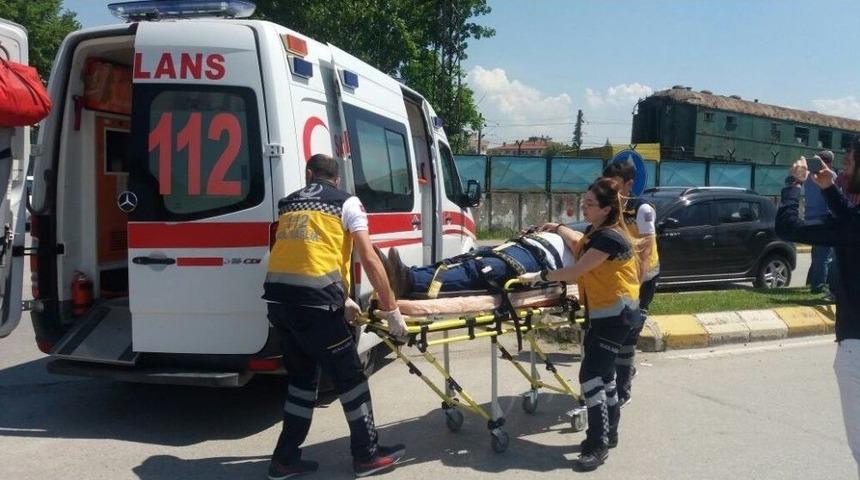 &Ouml;n&uuml;nde Giden Otomobile &Ccedil;arptı: 2 Yaralı