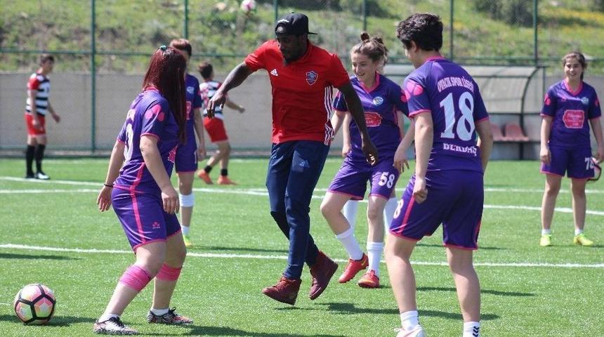 Karab&uuml;ksporlu Futbolculardan Spor Lisesine Ziyaret