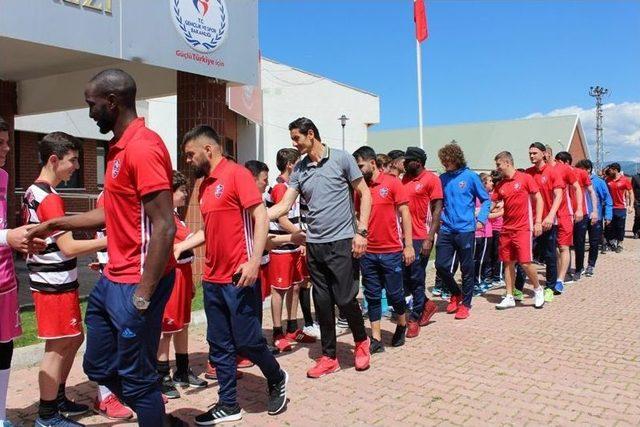 Karabüksporlu Futbolculardan Spor Lisesine Ziyaret