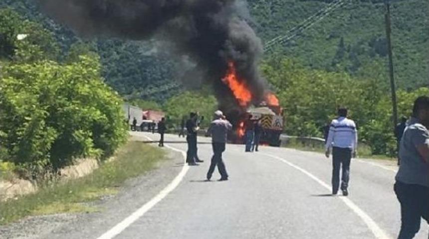 Artvin&rsquo;De Kum Y&uuml;kl&uuml; Kamyon Yandı