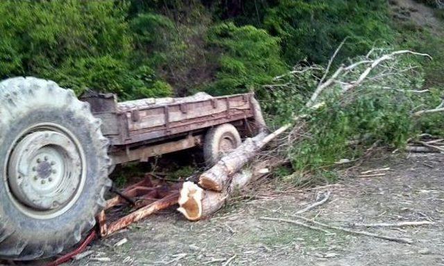 Devrilen Traktörün Altında Kalarak Öldü