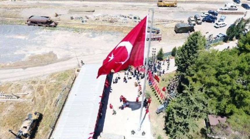 Ceylanpınar'da Suriye Sınırına Dev T&uuml;rk Bayrağı