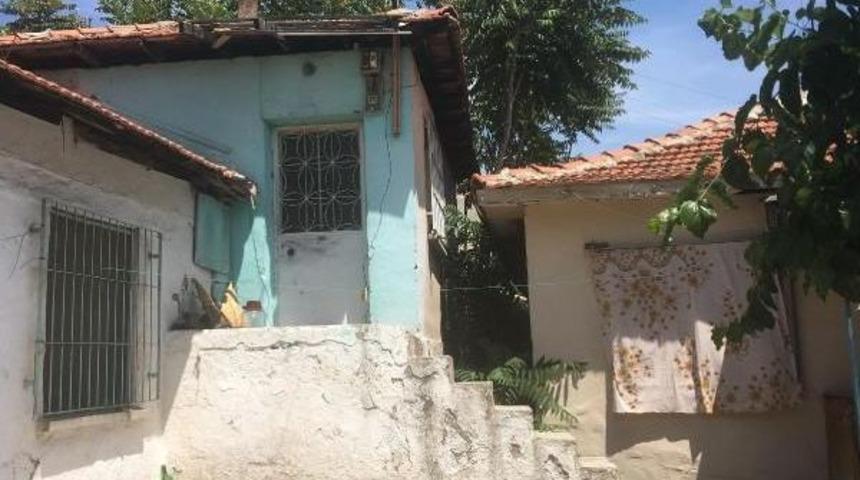 Babasını &Ouml;ld&uuml;rd&uuml;ğ&uuml; &Ouml;ne S&uuml;r&uuml;len Kız Ile Annesi Tutuklandı