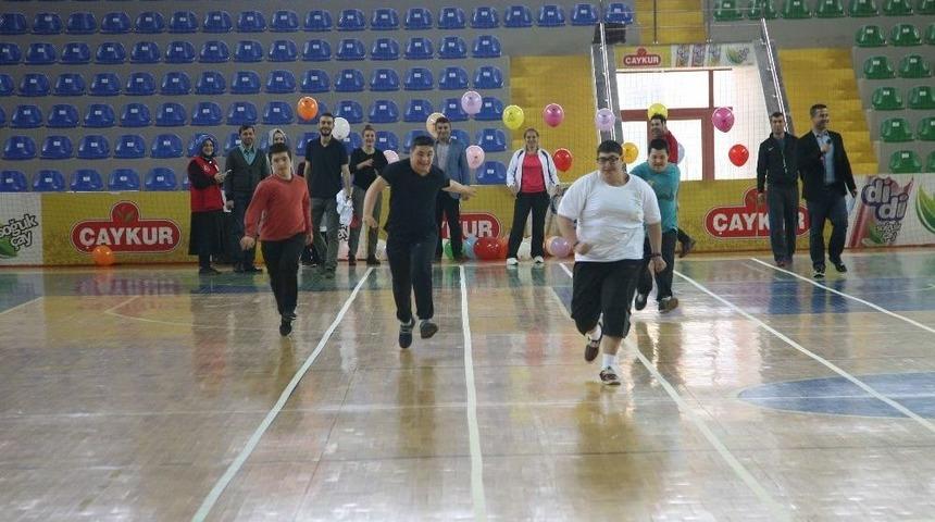 &Ouml;zel Sporcular Atletizm Şenliğinde Buluştu