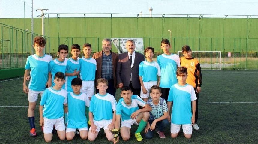 Turnuva&rsquo;da Birinci Olan Takıma Başkan Karakulluk&ccedil;u Hediyelerini Verdi