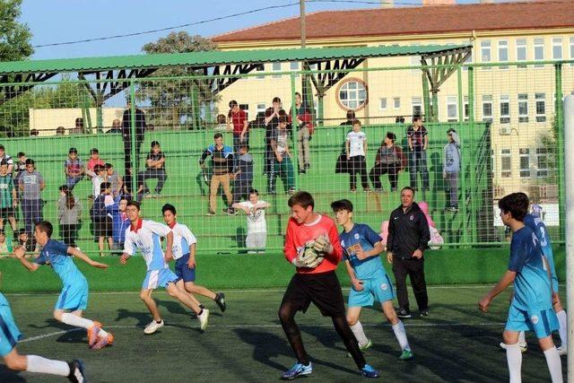 Turnuva’da Birinci Olan Takıma Başkan Karakullukçu Hediyelerini Verdi