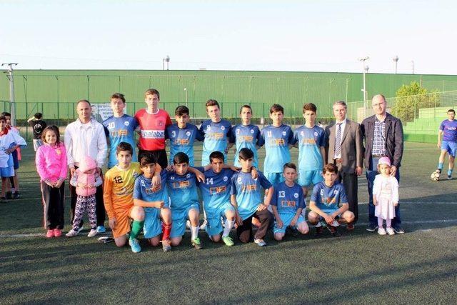 Turnuva’da Birinci Olan Takıma Başkan Karakullukçu Hediyelerini Verdi