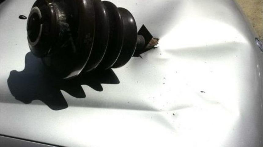 Elektrik İzolat&ouml;r&uuml; Otomobilin Motor Kaputuna Saplandı