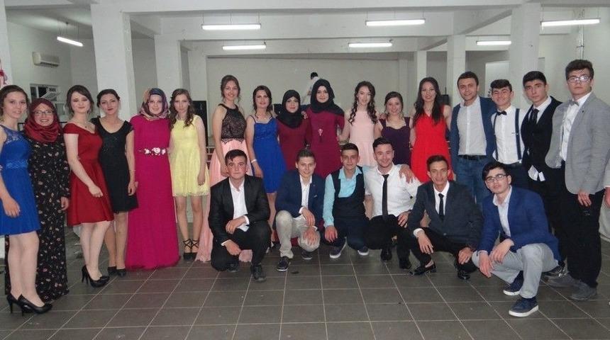 Şehit Kemal Ay Lisesinde Mezuniyet Sevinci