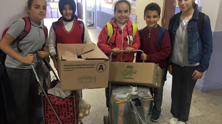 &Ouml;ğrenciler Biriktirdikleri Paralarla Erzak Yardımı Yaptı