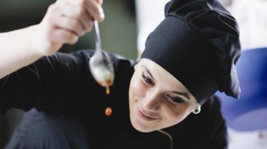 İa&uuml; Uygulamalı Eğitim Modeli İle &Ouml;ne &Ccedil;ıkıyor