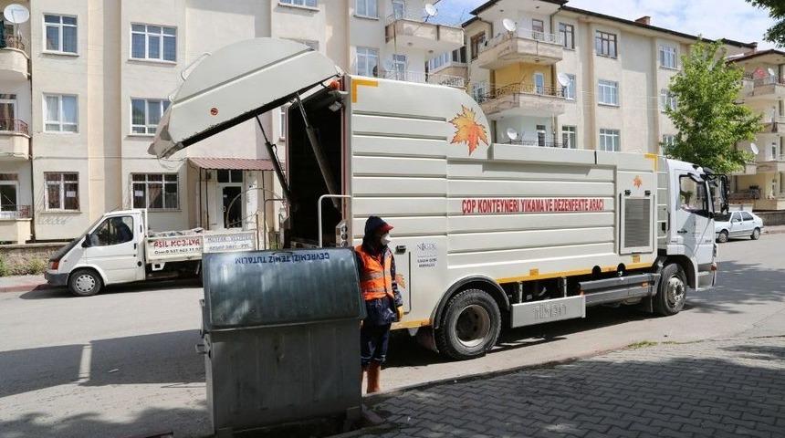 Niğde Belediyesi &Ccedil;&ouml;p Konteynırlarını Temizliyor