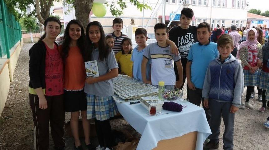 K&uuml;&ccedil;&uuml;k Şair İlk Şiir Kitabını Okulunda Tanıttı