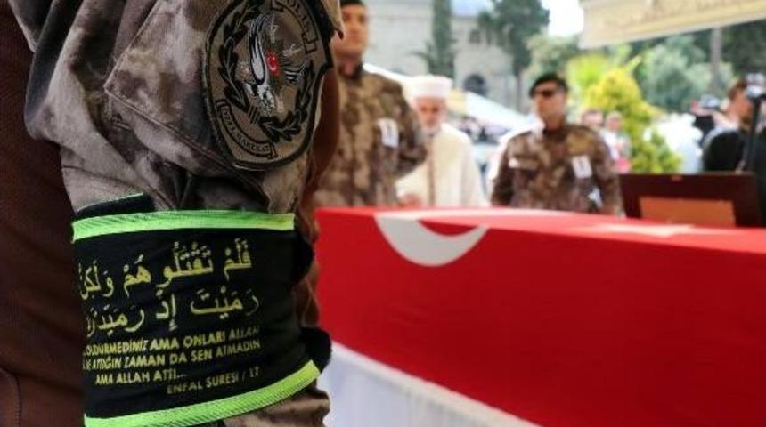 Şehit Polisin Cenazesini Aynı &Ccedil;atışmada Yaralanan Silah Arkadaşları Getirdi (3)