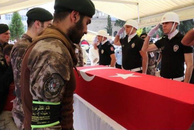 Şehit Polisin Cenazesini Aynı Çatışmada Yaralanan Silah Arkadaşları Getirdi (3)