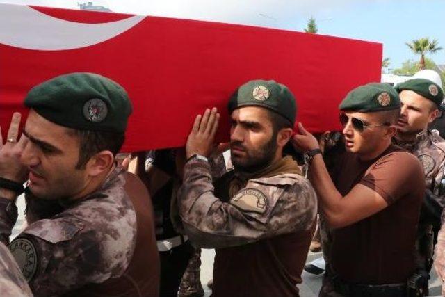 Şehit Polisin Cenazesini Aynı Çatışmada Yaralanan Silah Arkadaşları Getirdi (3)