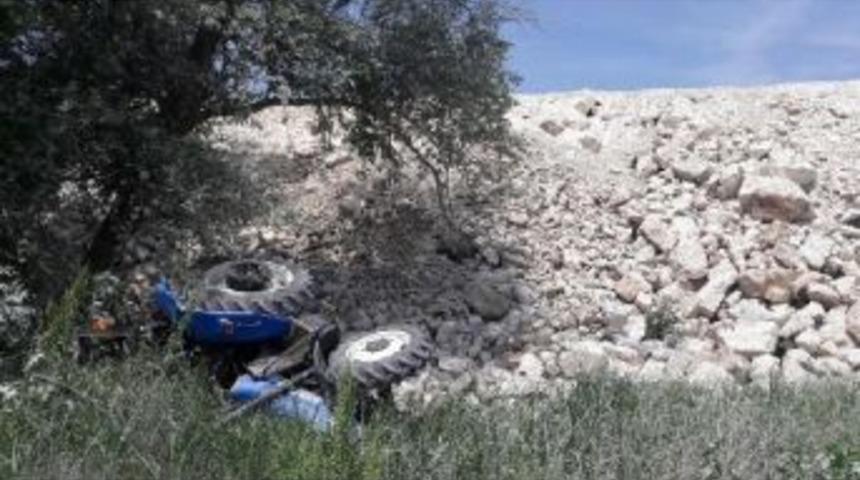 Trakt&ouml;r&uuml;n&uuml;n Altında Kalan &Ccedil;ift&ccedil;i &Ouml;ld&uuml;