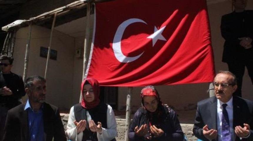 Bakan Kaya: Şehitlerimizin Emanetlerine Sahip &Ccedil;ıkmak Boynumuzun Borcu