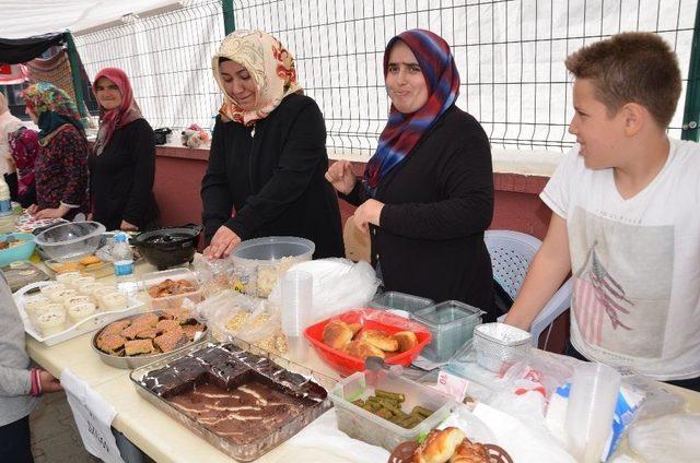 Hanönü’nde Yatılı Okuyan Öğrenciler Yararına Kermes Düzenlendi