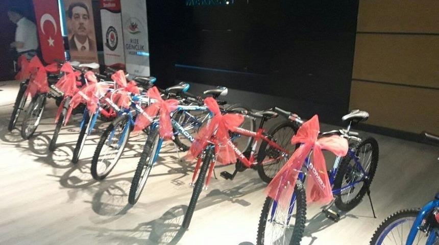 Rize Eğitim Bir-sen&rsquo;den 53 &Ouml;ğrenciye Bisiklet