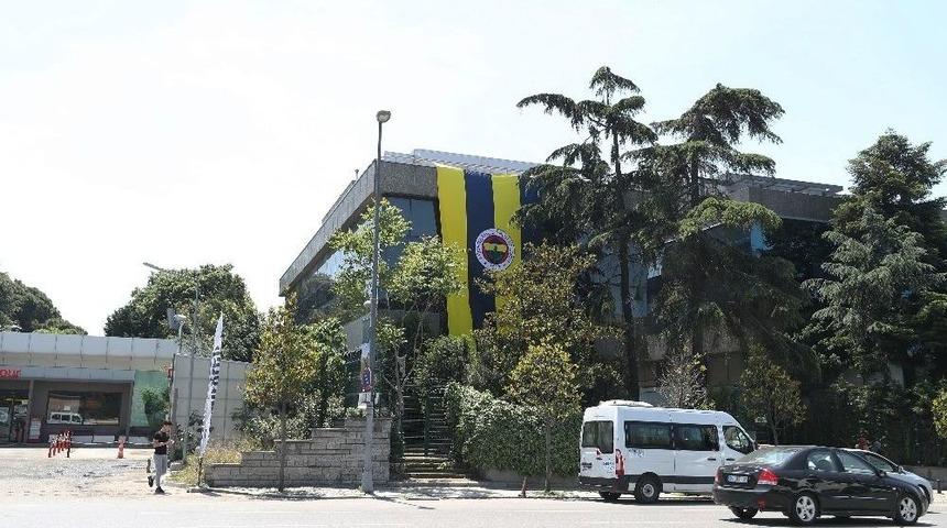 K&ouml;pr&uuml;lere Dev Fenerbah&ccedil;e Bayrakları Asıldı