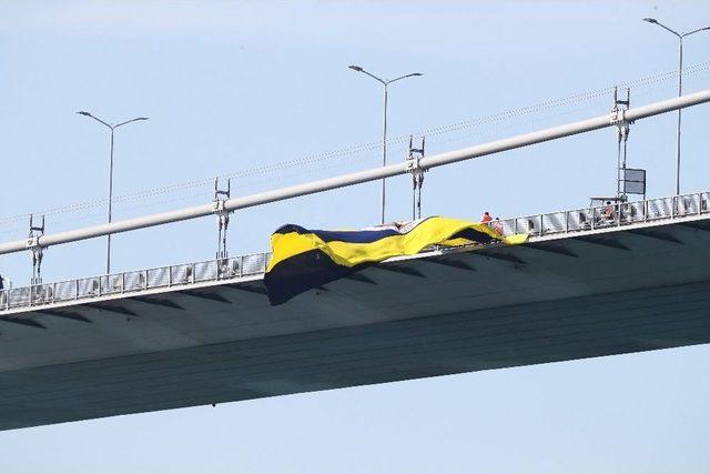 Köprülere Dev Fenerbahçe Bayrakları Asıldı