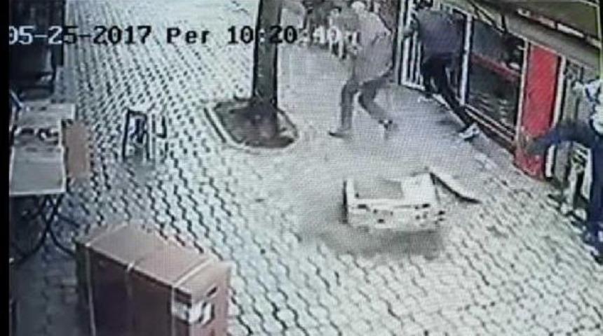 Arızalı Klima Sökülürken 4 Metre Yükseklikten Sokağa Düştü