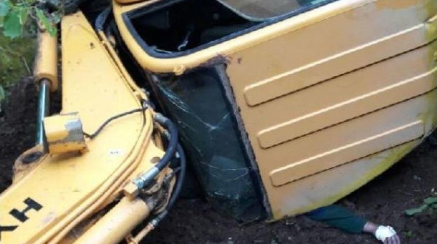 Devrilen Iş Makinesinin Altında Kalan Operatör Öldü