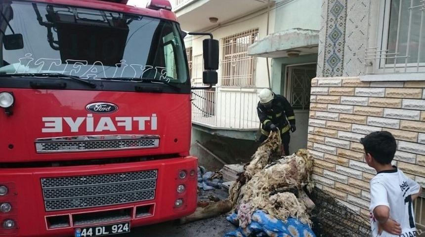 Ev Yangınında 2 Kişi Dumandan Etkilendi