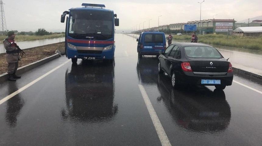 Fet&ouml;&rsquo;c&uuml;leri Taşıyan Cezaevi Aracı Kaza Yaptı