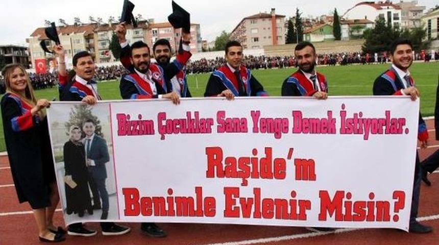 Mezuniyet T&ouml;reninde S&uuml;rpriz Evlilik Teklifi
