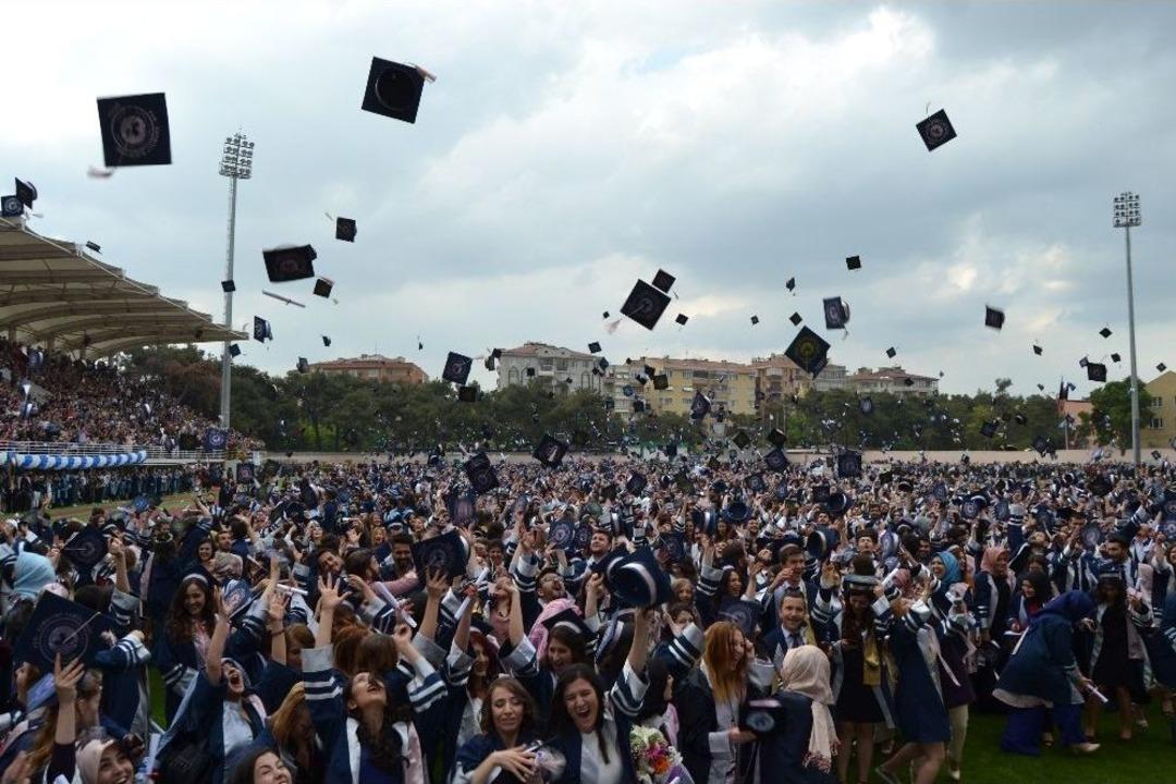 Kl&uuml; 3 Bin 458 &Ouml;ğrencisini Mezun Etti