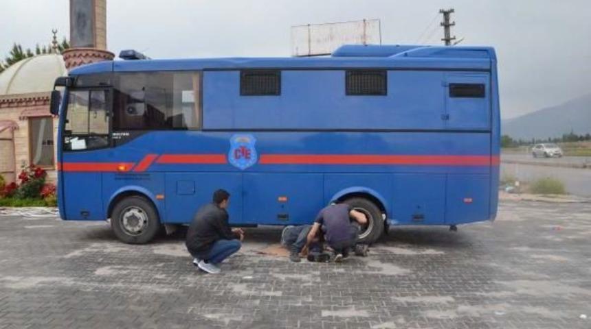 Fet&ouml; Sanıklarını Taşıyan Cezaevi Nakil Aracı Spin Attı