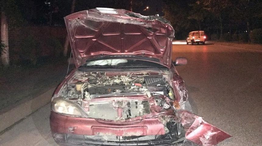 Antrenmandan D&ouml;nen &Ccedil;ocukları Taşıyan Minib&uuml;se Otomobil &Ccedil;arptı: 6 Yaralı