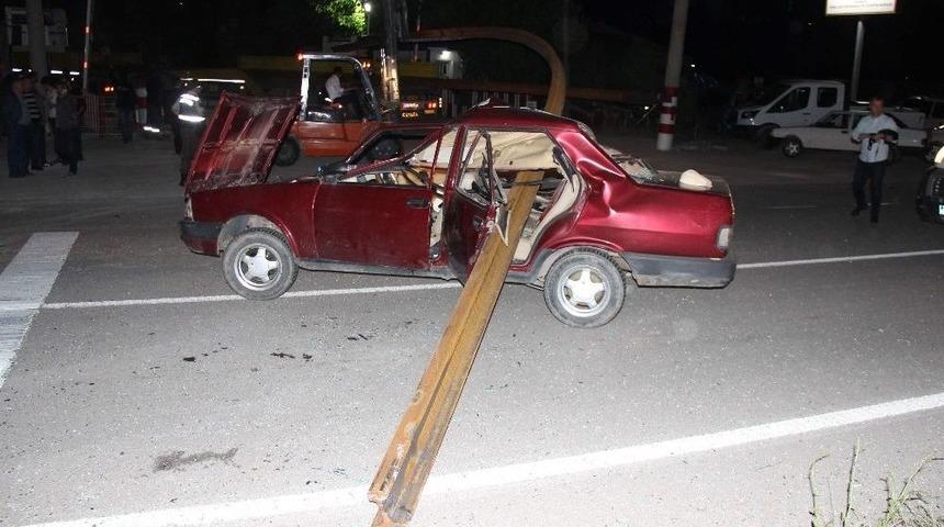 Tır&rsquo;ın Dorsesindeki Tren Rayı Otomobili Kağıt Gibi Kesti