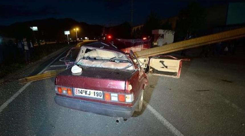 Tır'ın Dorsesinden Taşan Raylara &Ccedil;arpan Otomobilde 2 Kişi Yaralandı