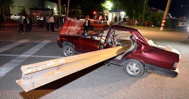 Tır ın Dorsesinden Taşan Raylara &Ccedil;arpan Otomobilde 2 Kişi Yaralandı 1