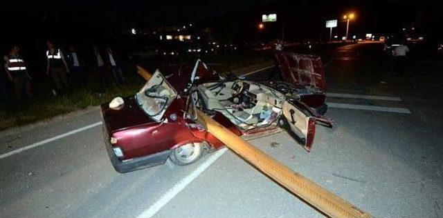 Tır ın Dorsesinden Taşan Raylara &Ccedil;arpan Otomobilde 2 Kişi Yaralandı 2