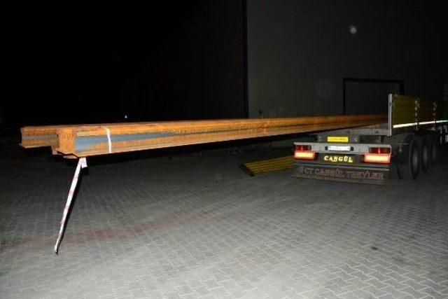 Tır ın Dorsesinden Taşan Raylara &Ccedil;arpan Otomobilde 2 Kişi Yaralandı 3