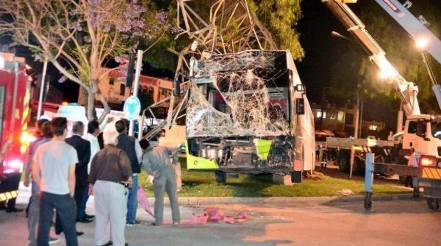 Freni Boşalan Otob&uuml;s, Y&uuml;ksek Gerilim Hattı Direğine &Ccedil;arptı