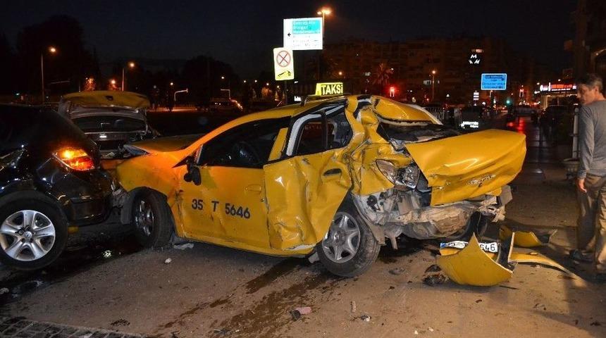 İzmir&rsquo;de Trafik Kazası:2 Ağır Yaralı