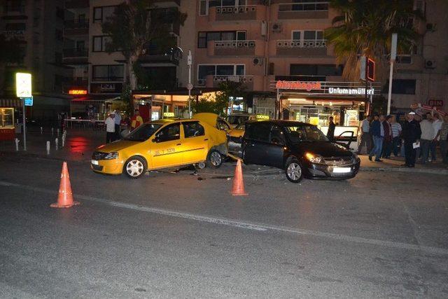 İzmir’de Trafik Kazası:2 Ağır Yaralı