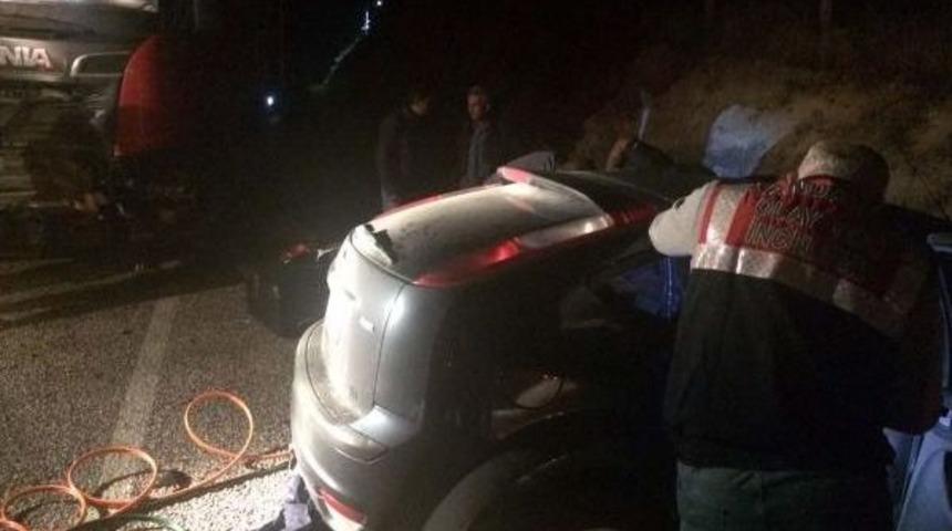 Otomobille Tır &Ccedil;arpıştı: 4 &Ouml;l&uuml;, 1 Yaralı