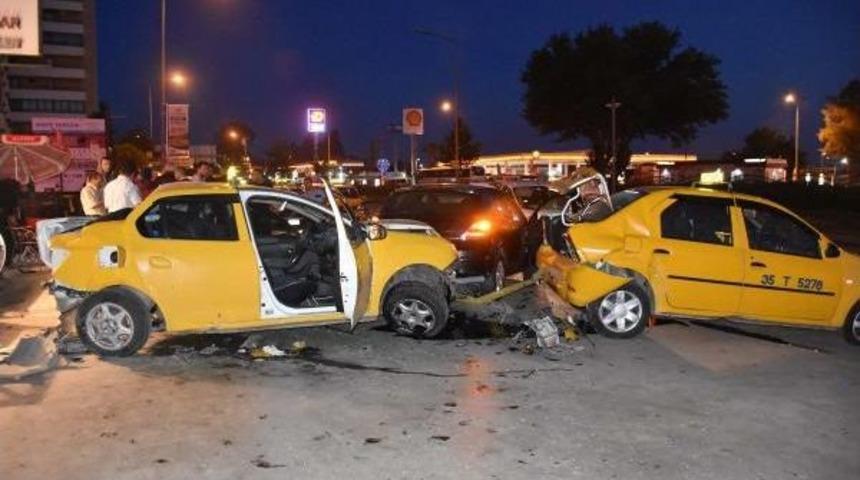 Otomobil, Park Halindeki 2 Taksiye &Ccedil;arptı: 2 Yaralı