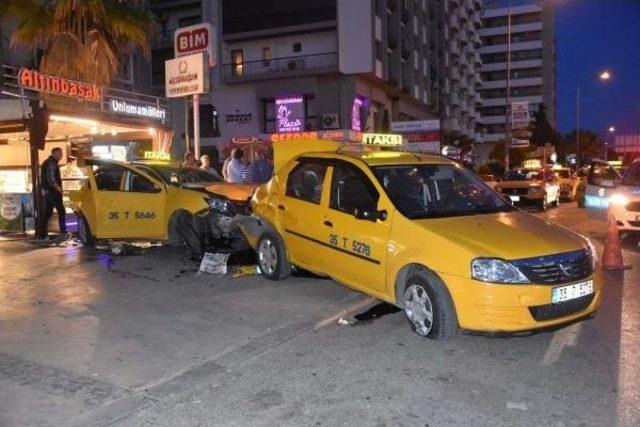 Otomobil, Park Halindeki 2 Taksiye Çarptı: 2 Yaralı